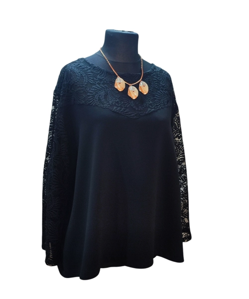 Elegancka czarna bluzka z koronkowym rękawem - Maxi rozmiar